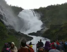 Descubre la majestuosa Cascada de Kjosfossen en Noruega: Un impresionante espectáculo natural