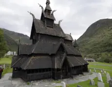 Descubre la impresionante Iglesia de Madera de Borgund: una joya arquitectónica en Noruega