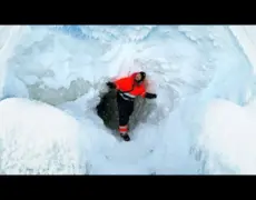 Descubre la impresionante belleza de las cuevas de hielo en un glaciar de Noruega: Guía para exploradores
