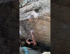 Descubre la emocionante experiencia de hacer escalada en boulder en las impresionantes rocas noruegas de Noruega