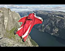 Descubre la emocionante experiencia de hacer paracaidismo en caída libre en Noruega: ¡Un destino imperdible para los amantes de la adrenalina!