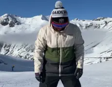 Descubre la emoción de practicar snowboard en las impresionantes montañas nevadas de Noruega