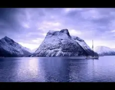 Descubre la emoción de realizar esquí acuático en los impresionantes fiordos de Noruega